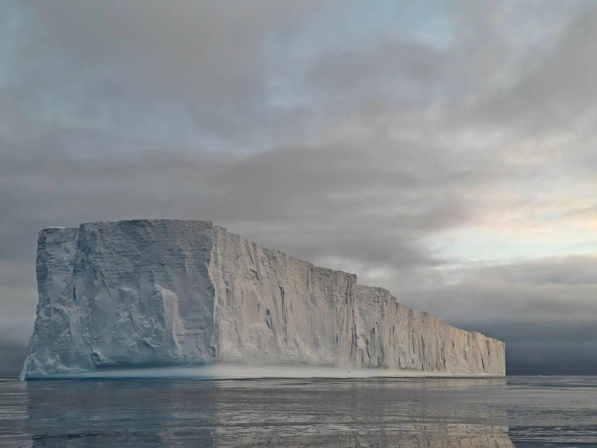 Большой айсберг в Атлантическом океане Большой айсберг в Атлантическом океане