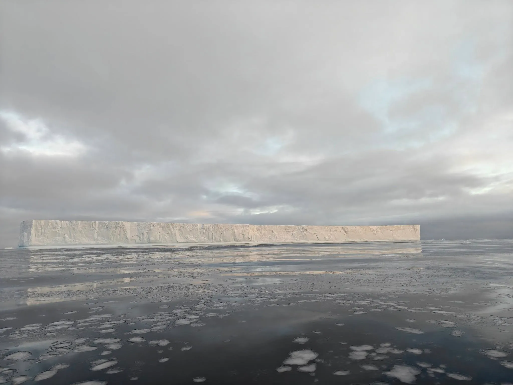 Айсберг в океане возле Академик Вернадский Айсберг в океане возле Академик Вернадский