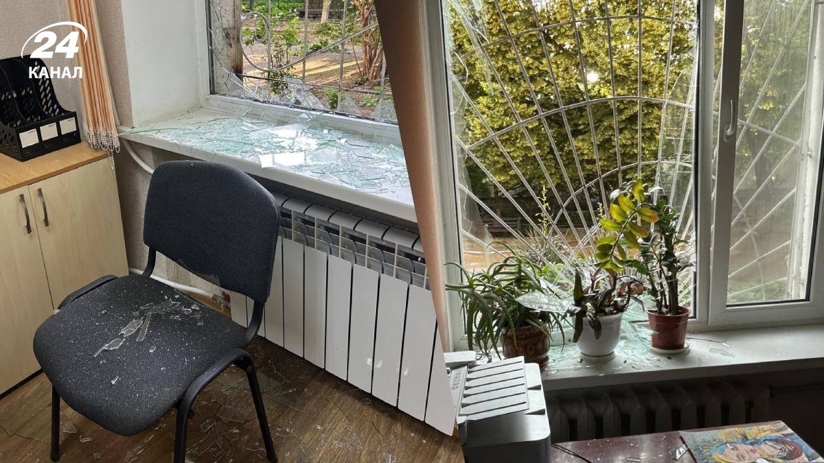 Россия повредили помещение одного из отделов Херсонского городского совета Россия повредили помещение одного из отделов Херсонского городского совета