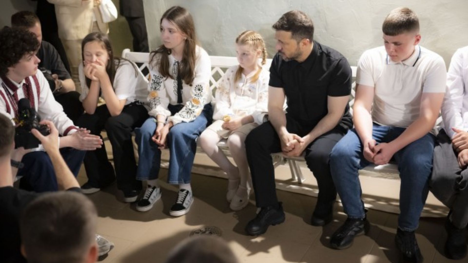 Зеленський поспілкувався з дітьми у бомбосховищі Зеленський поспілкувався з дітьми у бомбосховищі