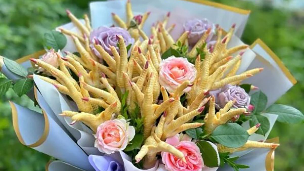 В Днепре сделали букет из куриных лапок с маникюром - фото В Днепре сделали букет из куриных лапок с маникюром - фото