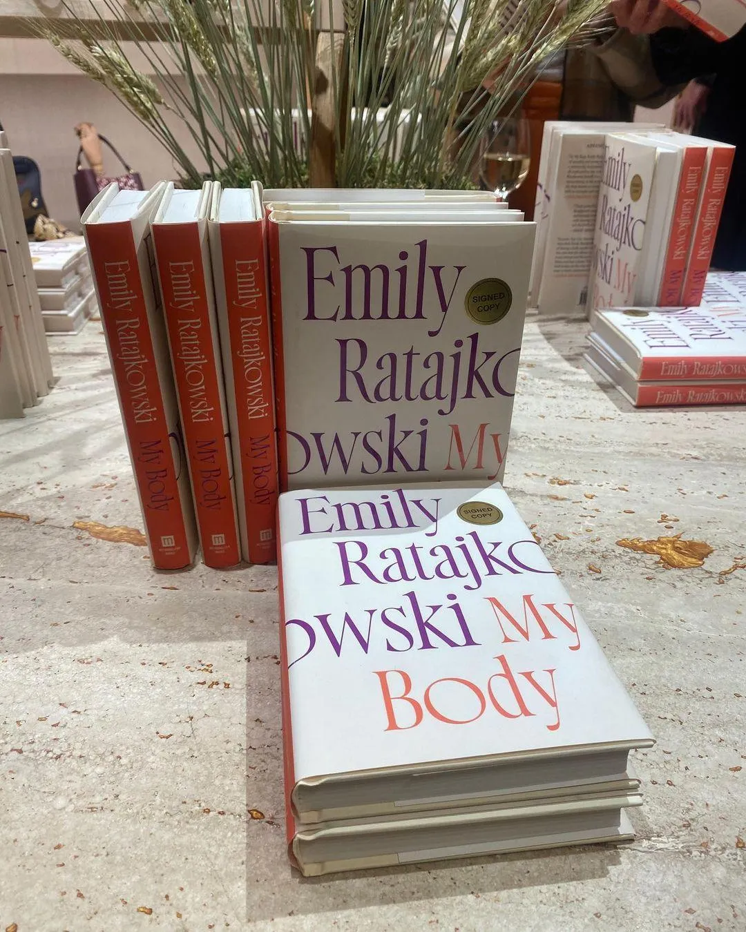 Книга Емілі Ратажковскі Книга Емілі Ратажковскі