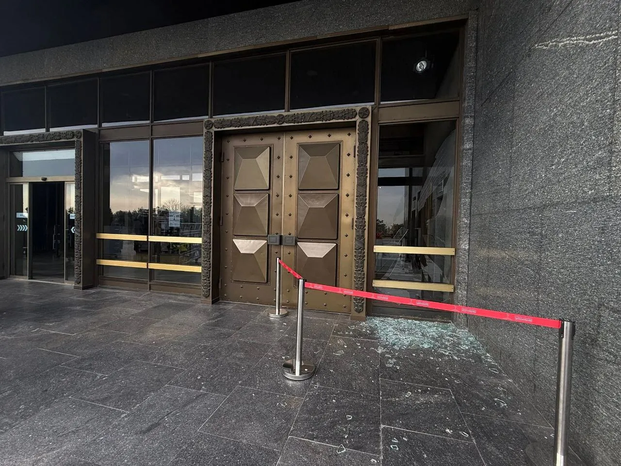 У Києві пошкодився фасад Головного корпусу Музею в підніжжі монумента У Києві пошкодився фасад Головного корпусу Музею в підніжжі монумента