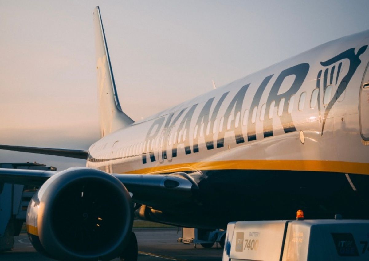 Самолет Ryanair из-за грозы совершил экстренную посадку Самолет Ryanair из-за грозы совершил экстренную посадку