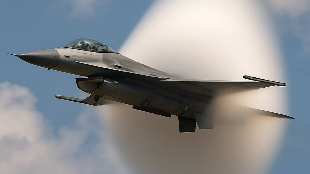 Британський пілот врятував побратимів з оточення, нестандартно використавши F-16 Британський пілот врятував побратимів з оточення, нестандартно використавши F-16