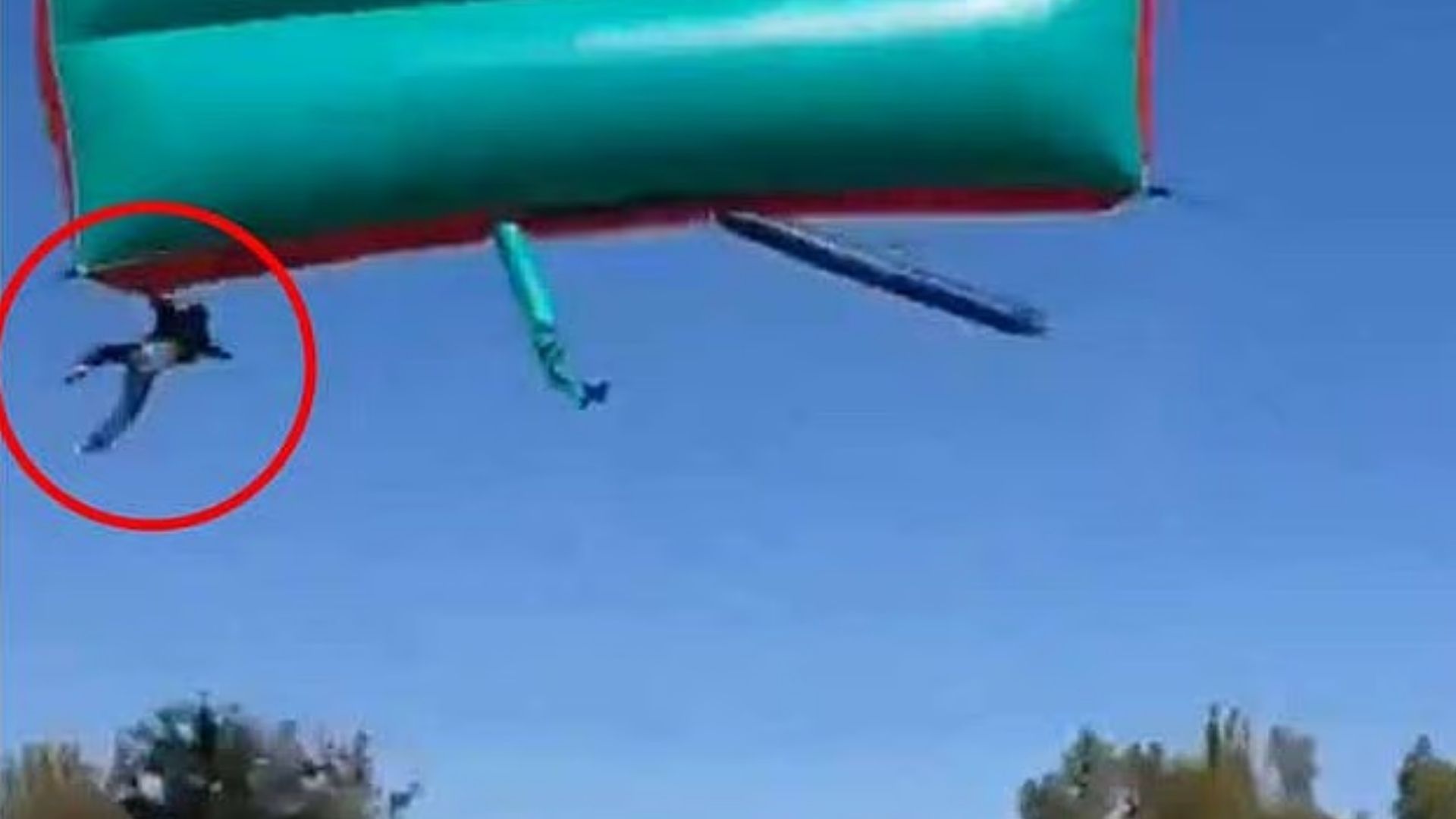 У ПАР надувний замок з дітьми злетів у повітря на 12 метрів: моторошне відео - 24 Канал У ПАР надувний замок з дітьми злетів у повітря на 12 метрів: моторошне відео - 24 Канал