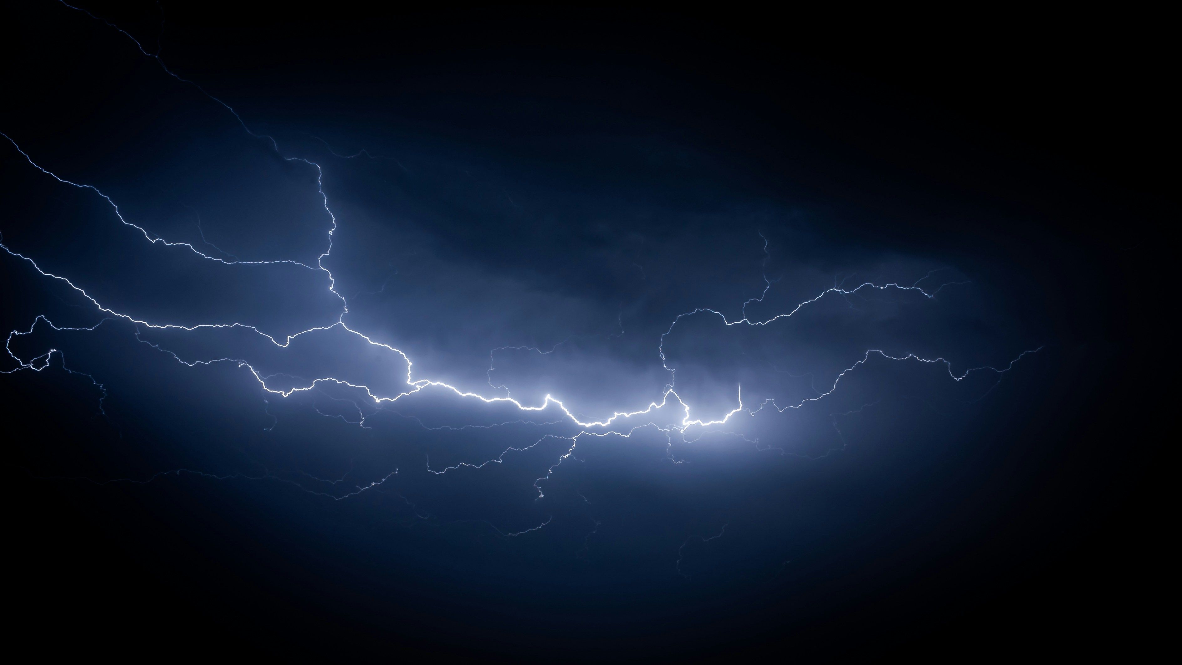 Молния попала в трансформатор в Конотопе Молния попала в трансформатор в Конотопе