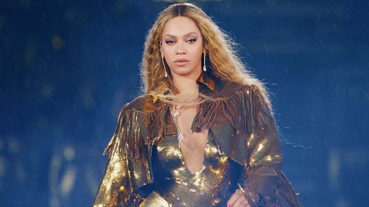 Бейонсе концертте кеудесін жарқыратты