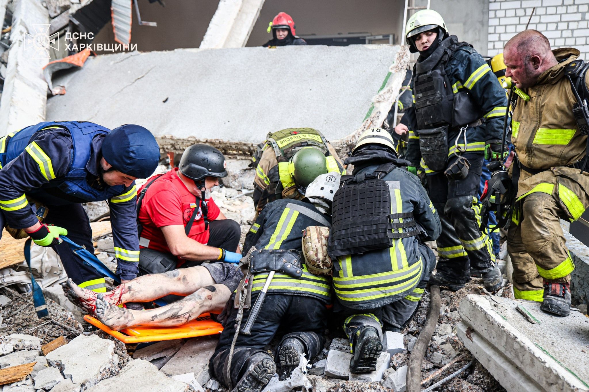 Працівники ДСНС проводять аварійно-пошукові роботи на місці удару по Харкову Працівники ДСНС проводять аварійно-пошукові роботи на місці удару по Харкову