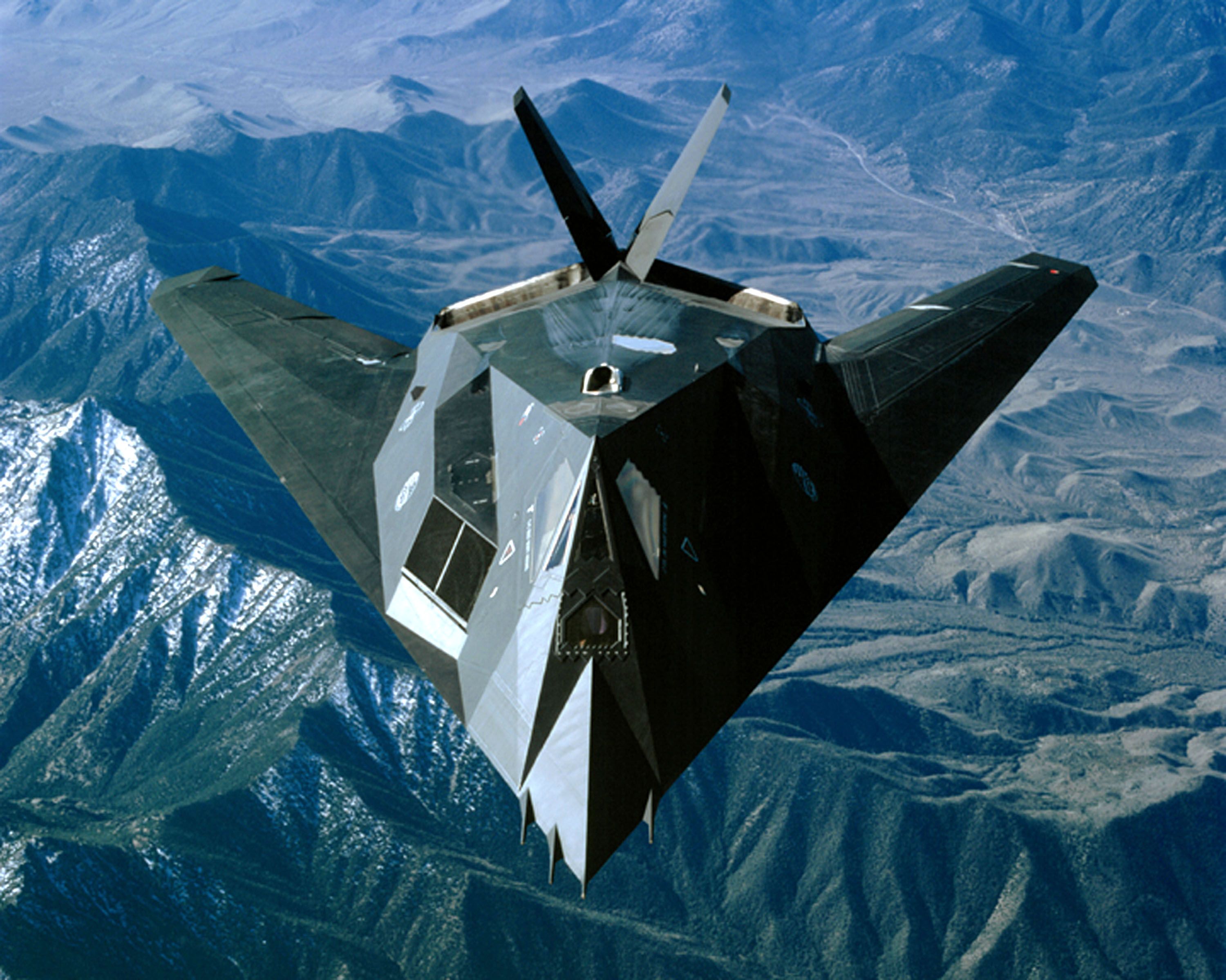 F-117 Nighthawk действительно выглядит как НЛО. Его существование держали в тайне с 1977 по 1989 год F-117 Nighthawk действительно выглядит как НЛО. Его существование держали в тайне с 1977 по 1989 год