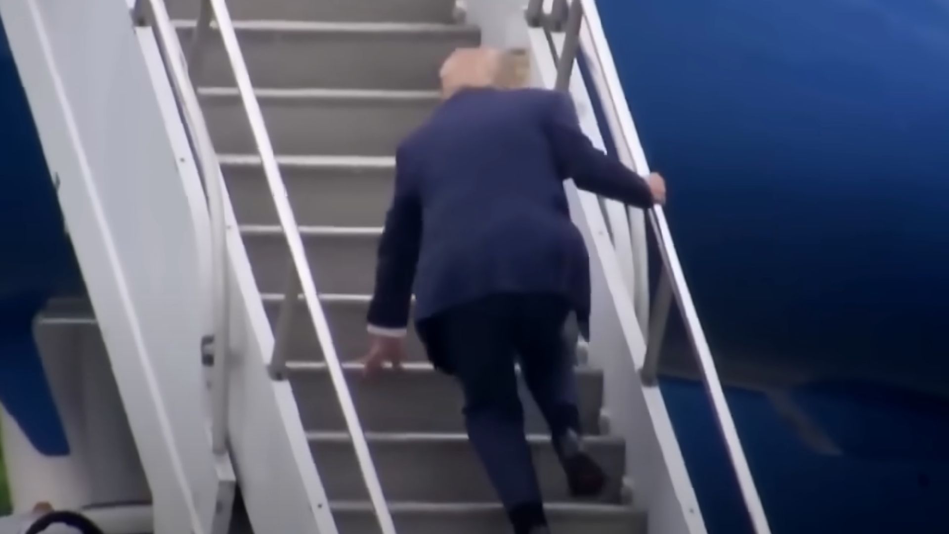 Трамп споткнулся на трапе самолета Трамп споткнулся на трапе самолета