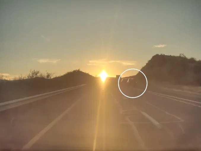 В какой-то момент мы видим, что много машин стоят на другой стороне дороги. В какой-то момент мы видим, что много машин стоят на другой стороне дороги.