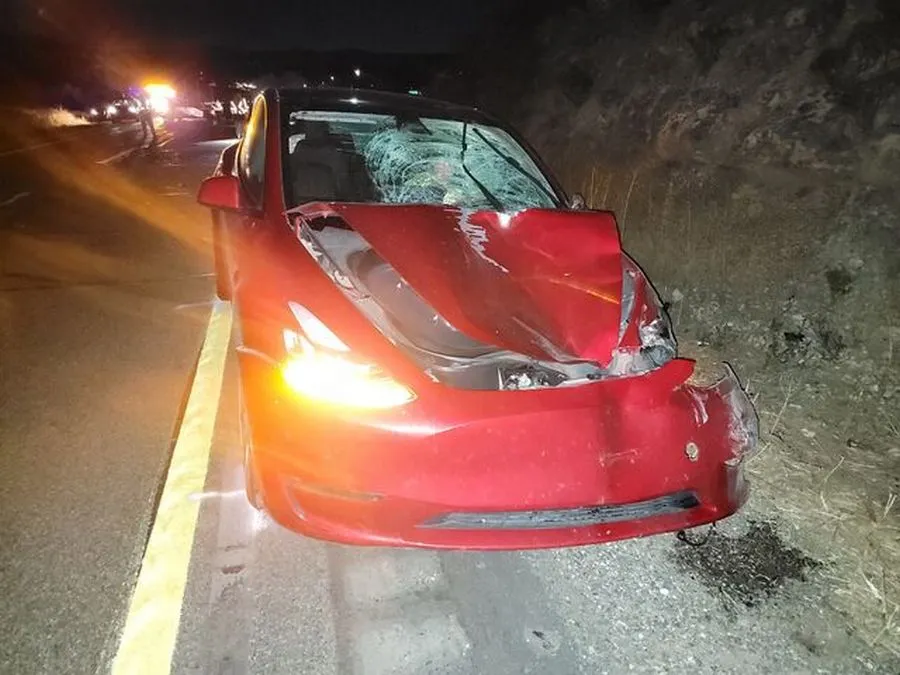 Красная Tesla Model Y после аварии Красная Tesla Model Y после аварии