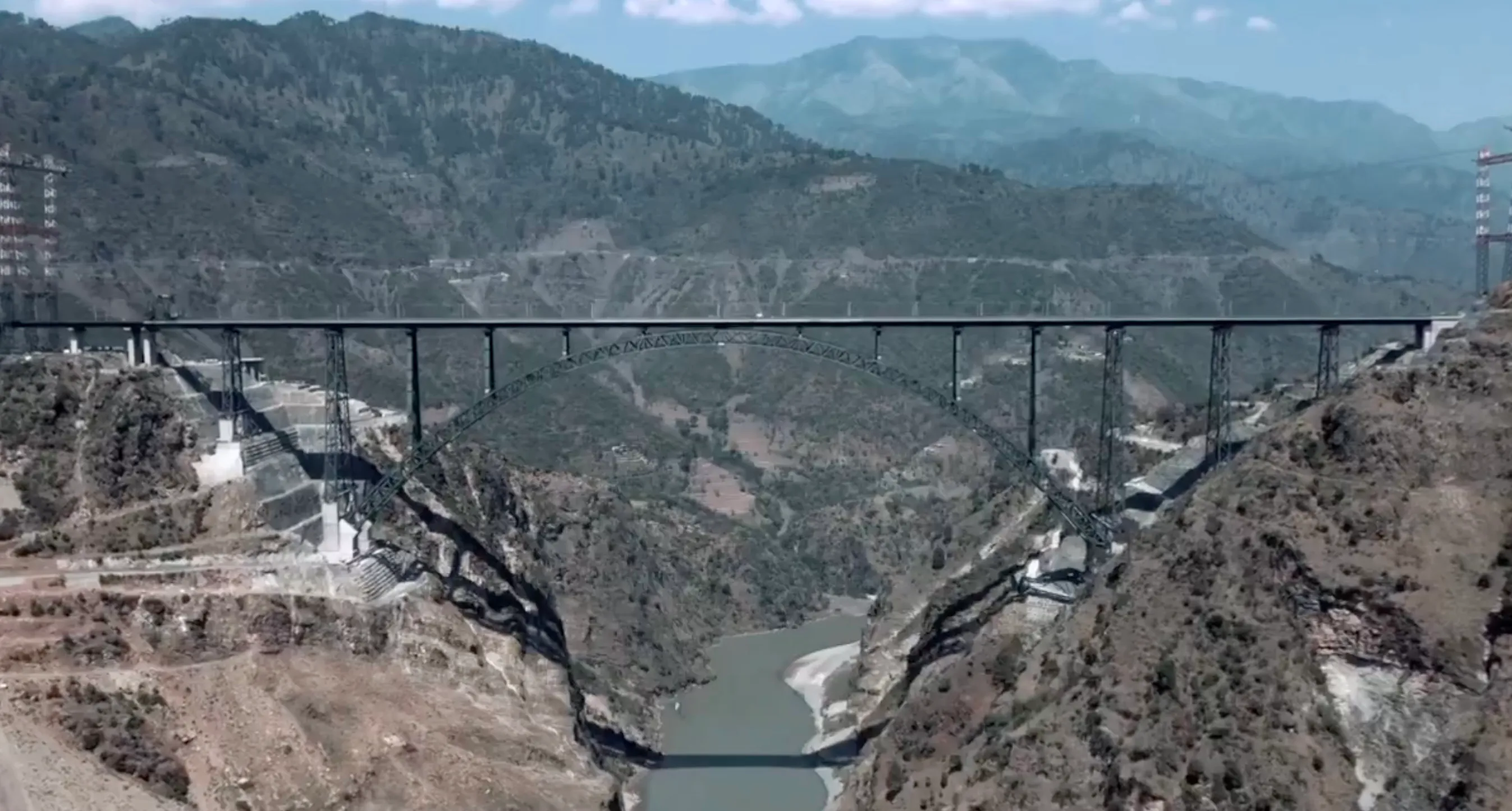 Chenab Bridge в Індії став найвищим залізничним мостом у світі Chenab Bridge в Індії став найвищим залізничним мостом у світі