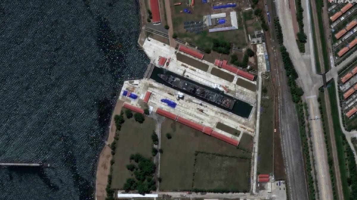 Пошкоджений військовий корабель з КНДР перемістили в док біля кордону з Росією Пошкоджений військовий корабель з КНДР перемістили в док біля кордону з Росією