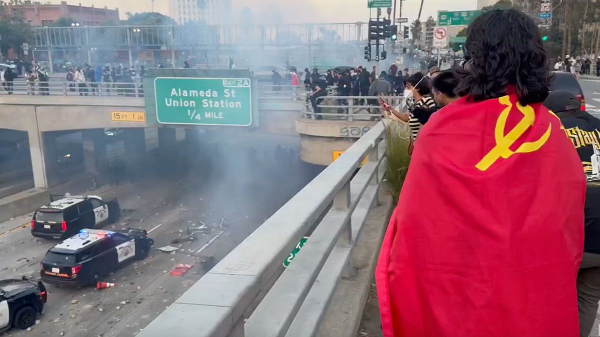 Радянський прапор помітили на протестах у Каліфорнії Радянський прапор помітили на протестах у Каліфорнії