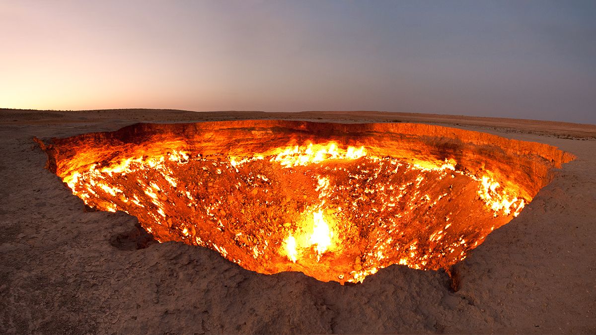 Туркменский кратер Врата в ад после 50 лет горения начал угасать после 50 лет горения Туркменский кратер Врата в ад после 50 лет горения начал угасать после 50 лет горения