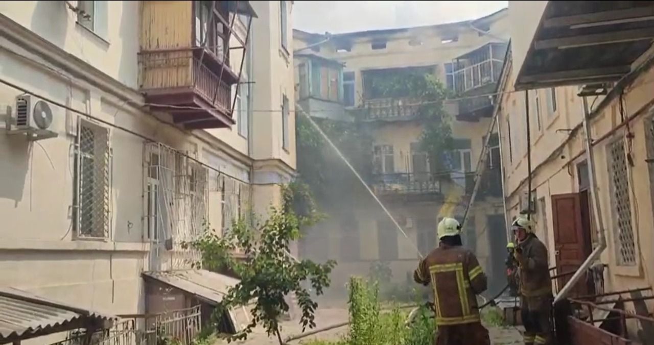 Горить дах будинку в центрі Одеси Горить дах будинку в центрі Одеси