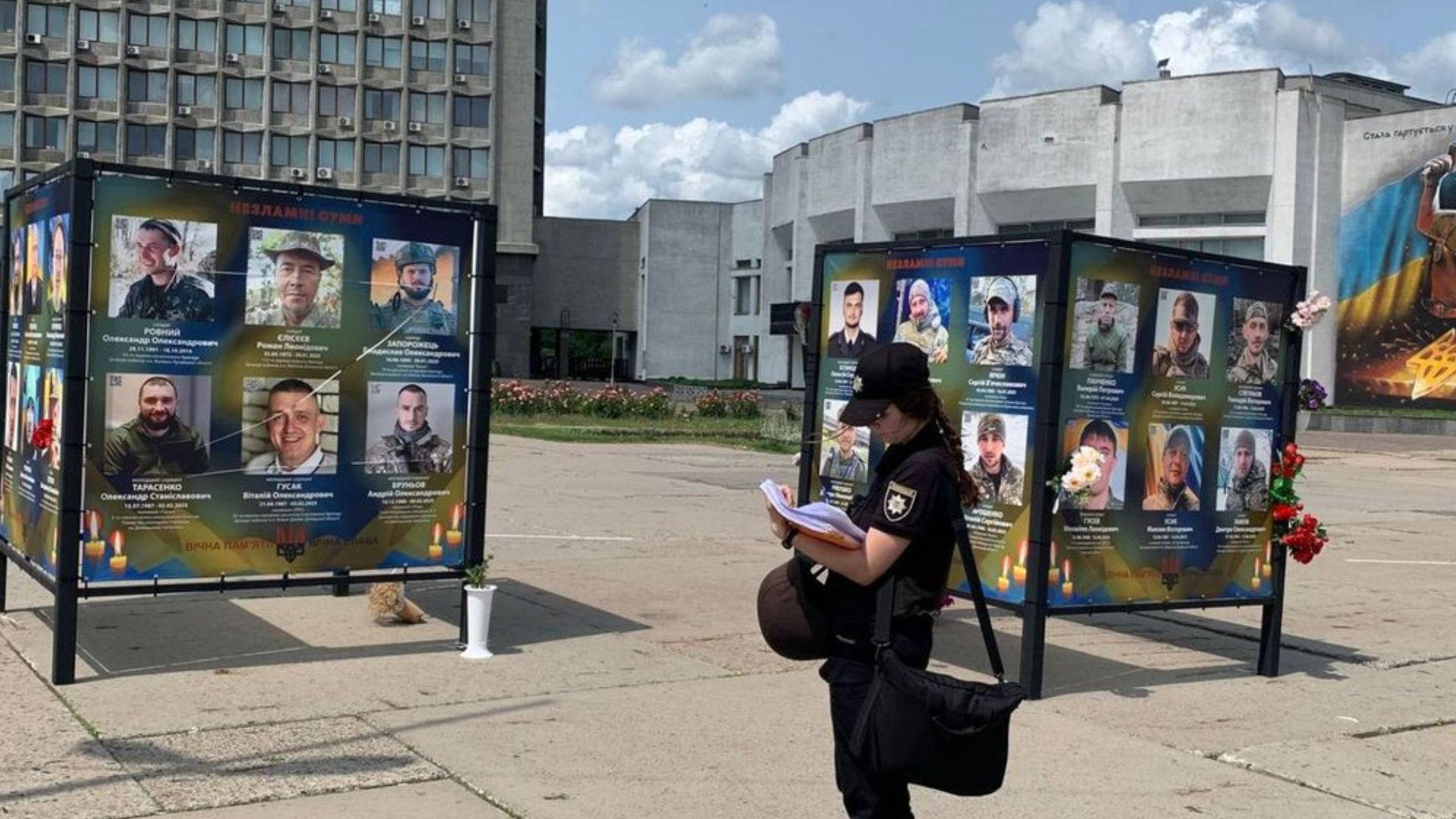 На Аллее памяти павших военных в Сумах вырезали знак Z На Аллее памяти павших военных в Сумах вырезали знак Z