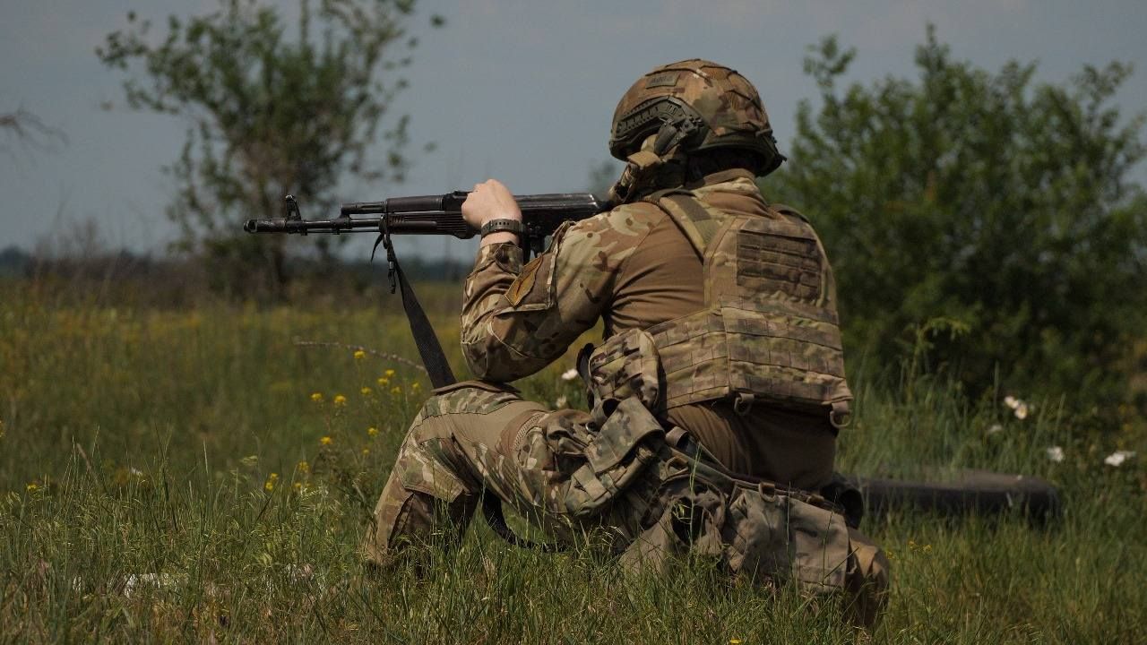 Украинский военнослужащий с оружием в руках Украинский военнослужащий с оружием в руках