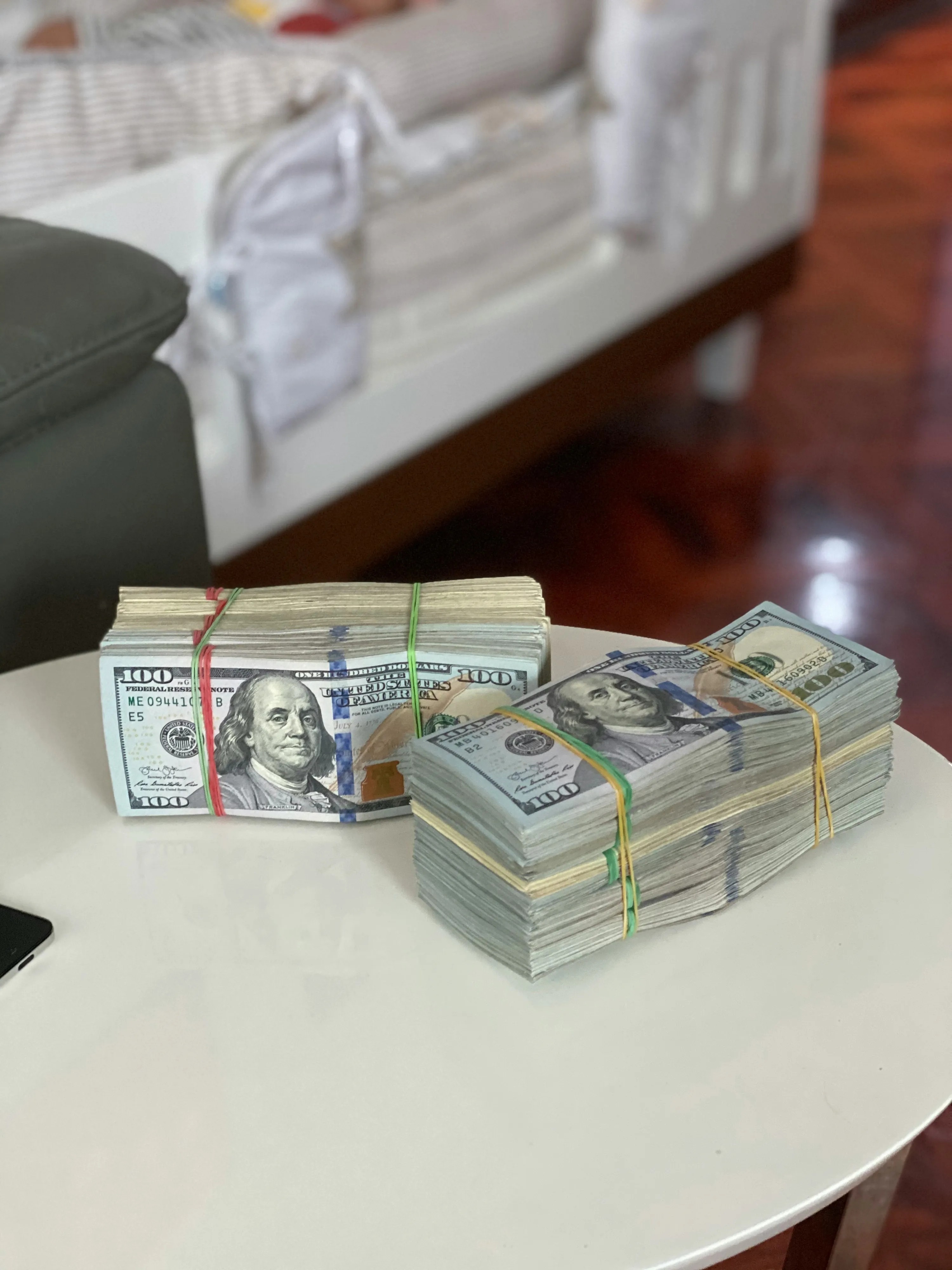 Жінка знайшла біля смітників сумку з грошима Жінка знайшла біля смітників сумку з грошима
