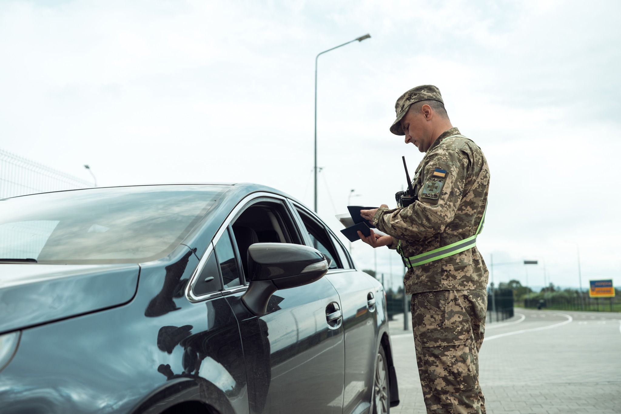 Прикордонник перевіряє документи водія Прикордонник перевіряє документи водія