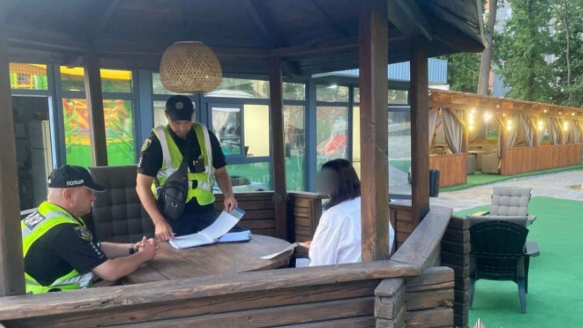 В кафе в Ирпене люди громко слушали российскую музыку - 24 Канал В кафе в Ирпене люди громко слушали российскую музыку - 24 Канал