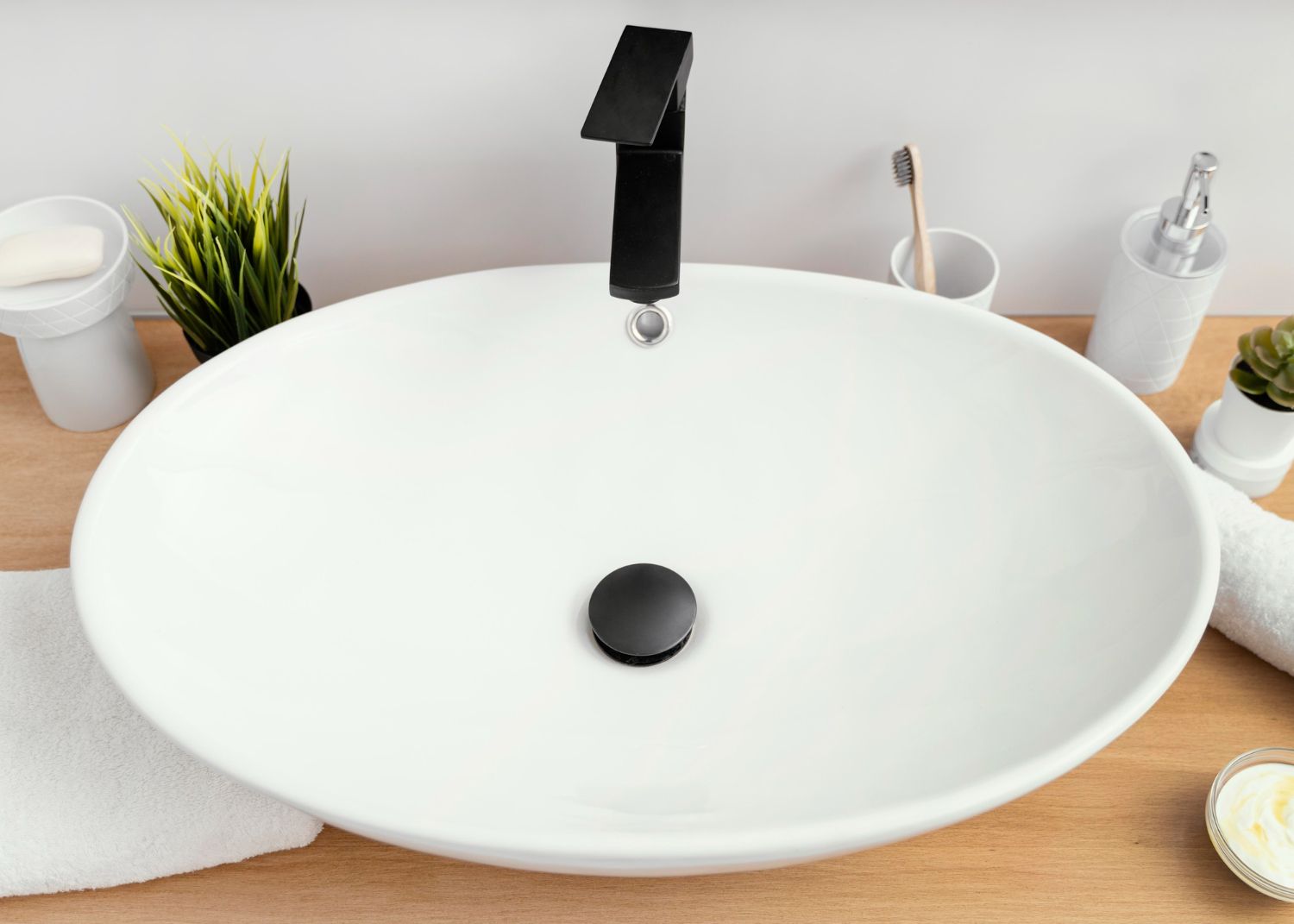 Через слив в жилье могут проникать вредители Через слив в жилье могут проникать вредители