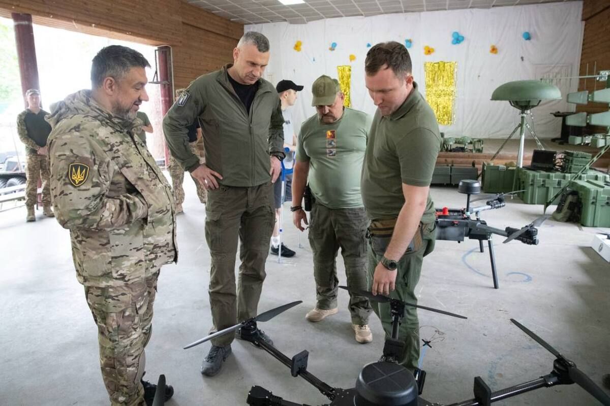 Кличко привіз у розташування батальйону «Свобода» 2500 дронів, РЕБи та всюдоходи - 24 Канал Кличко привіз у розташування батальйону «Свобода» 2500 дронів, РЕБи та всюдоходи - 24 Канал