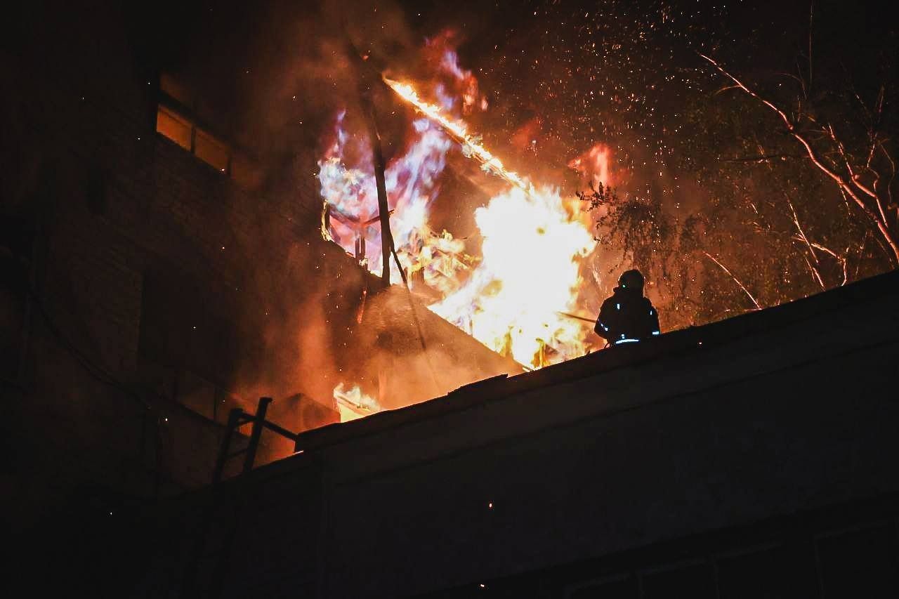 Чоловік співав гімн під завалами після удару дронами Чоловік співав гімн під завалами після удару дронами