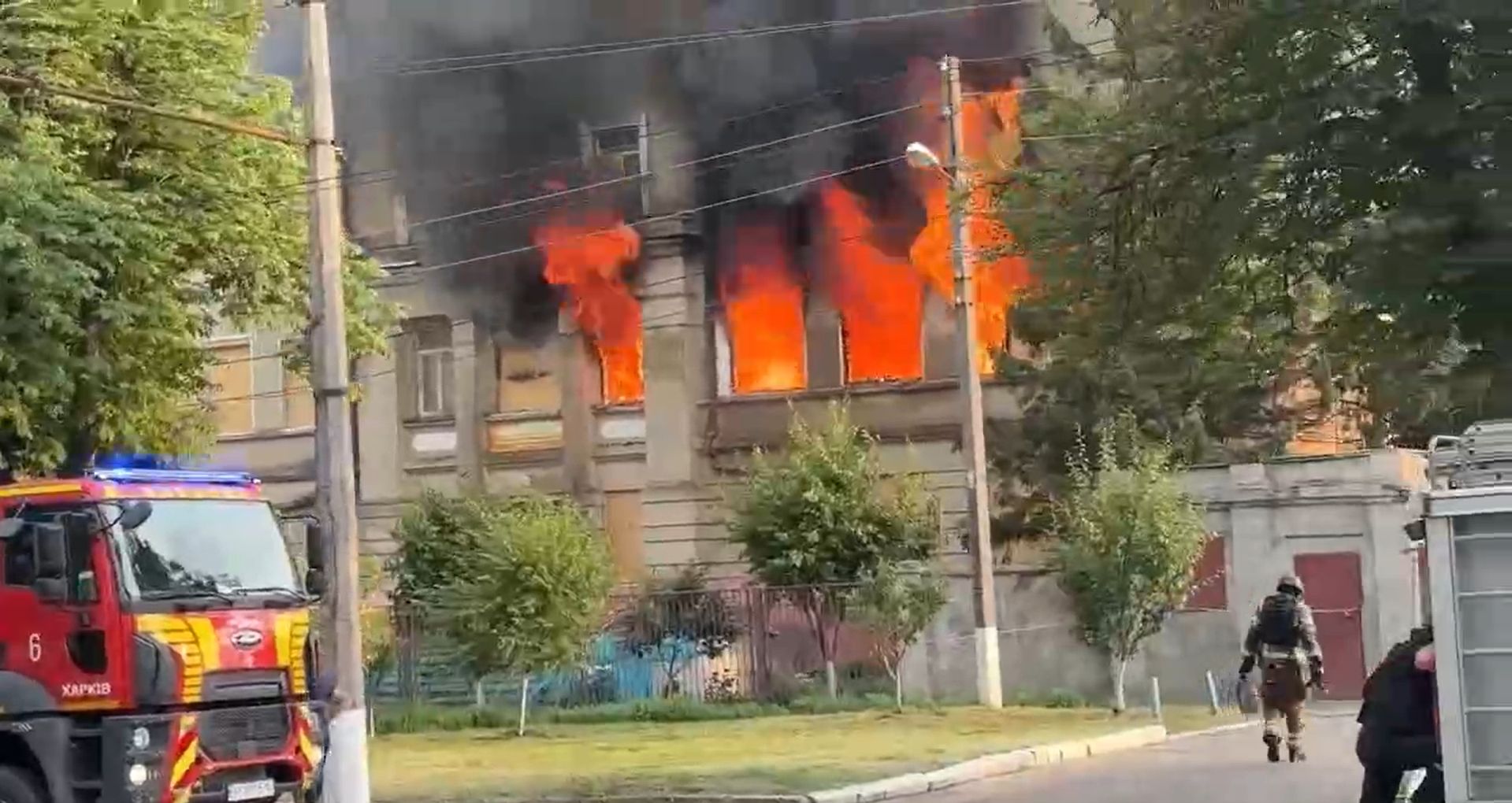 В Харкові палає Новобаварський ТЦК В Харкові палає Новобаварський ТЦК