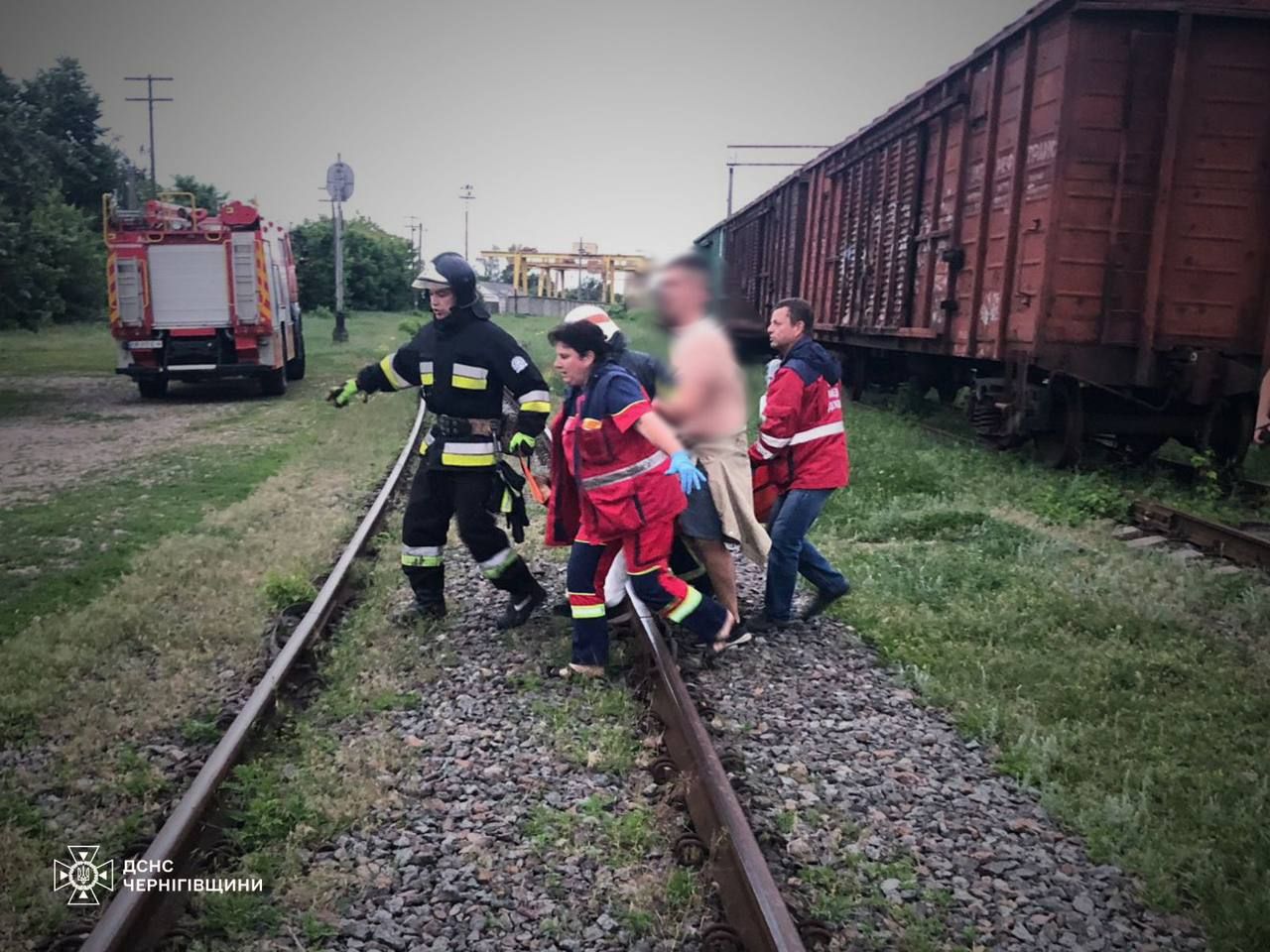 Хлопці отримали ураження струмом, коли гралися на вагоні Хлопці отримали ураження струмом, коли гралися на вагоні