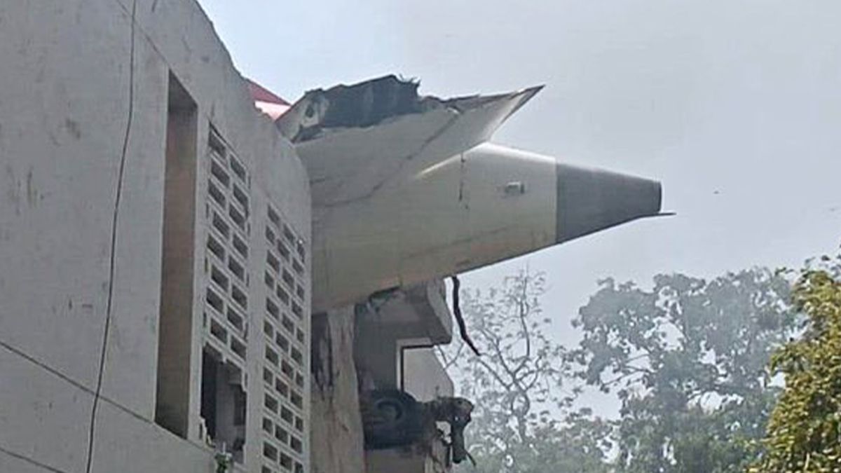 Літак в Індії, попередньо, впав на дах лікарні Літак в Індії, попередньо, впав на дах лікарні