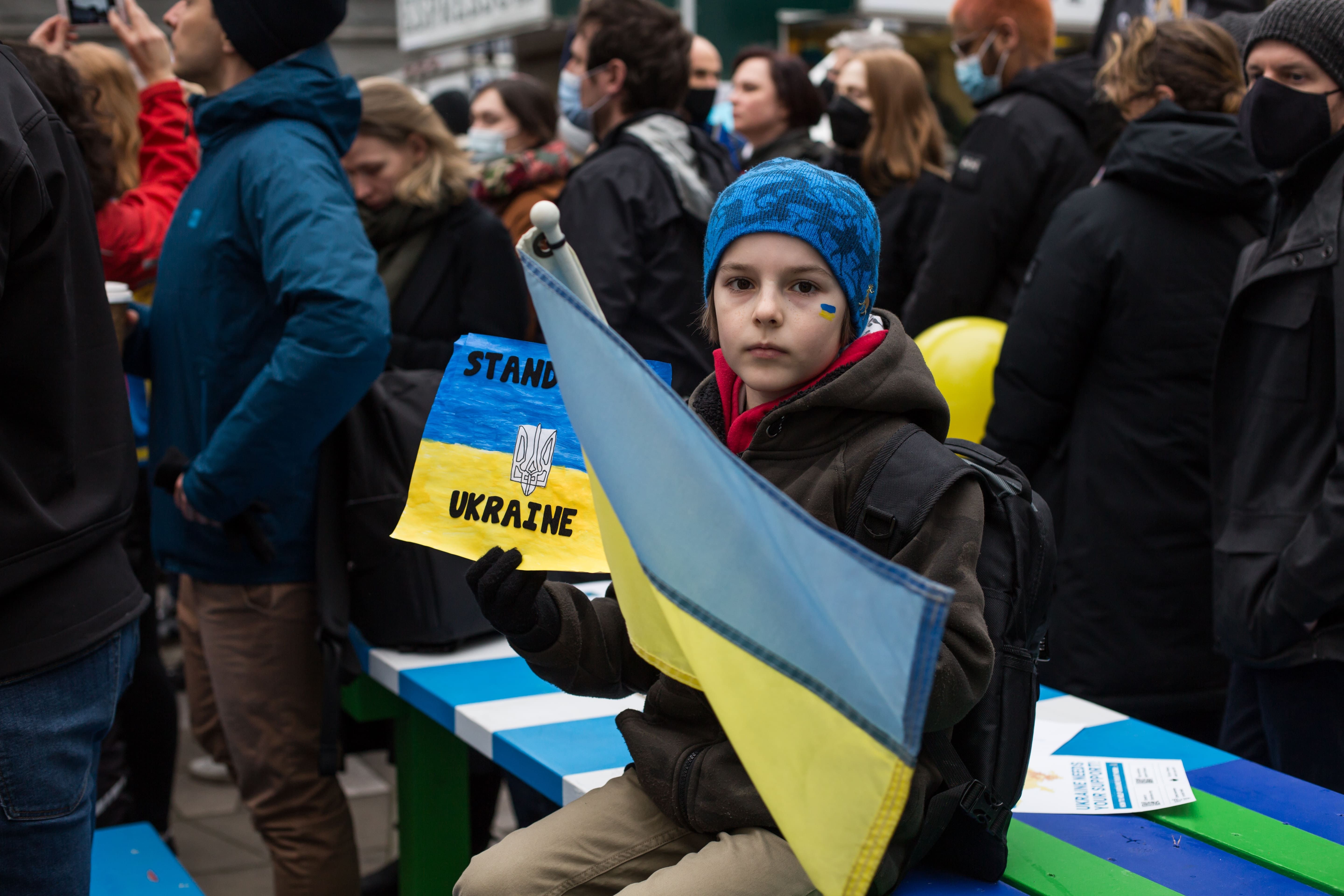 Дитина біженець з прапором України Дитина біженець з прапором України