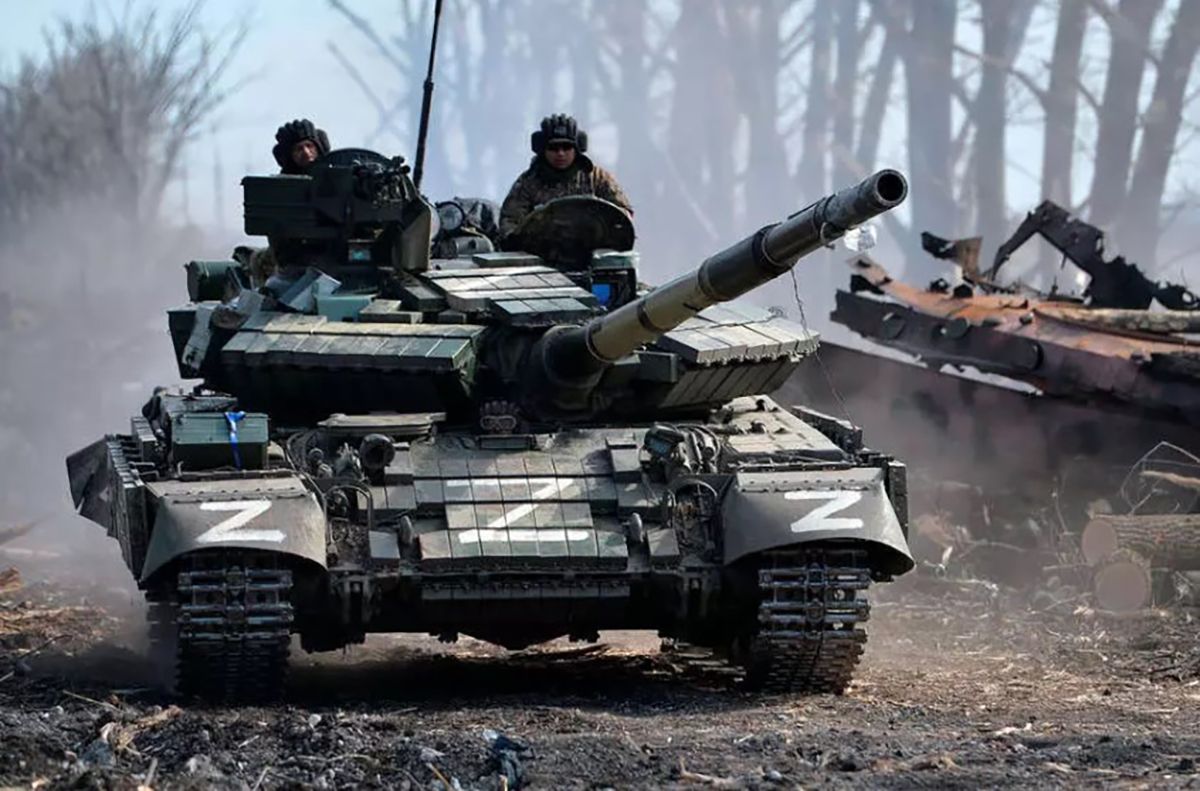 Російські окупанти на танку Російські окупанти на танку