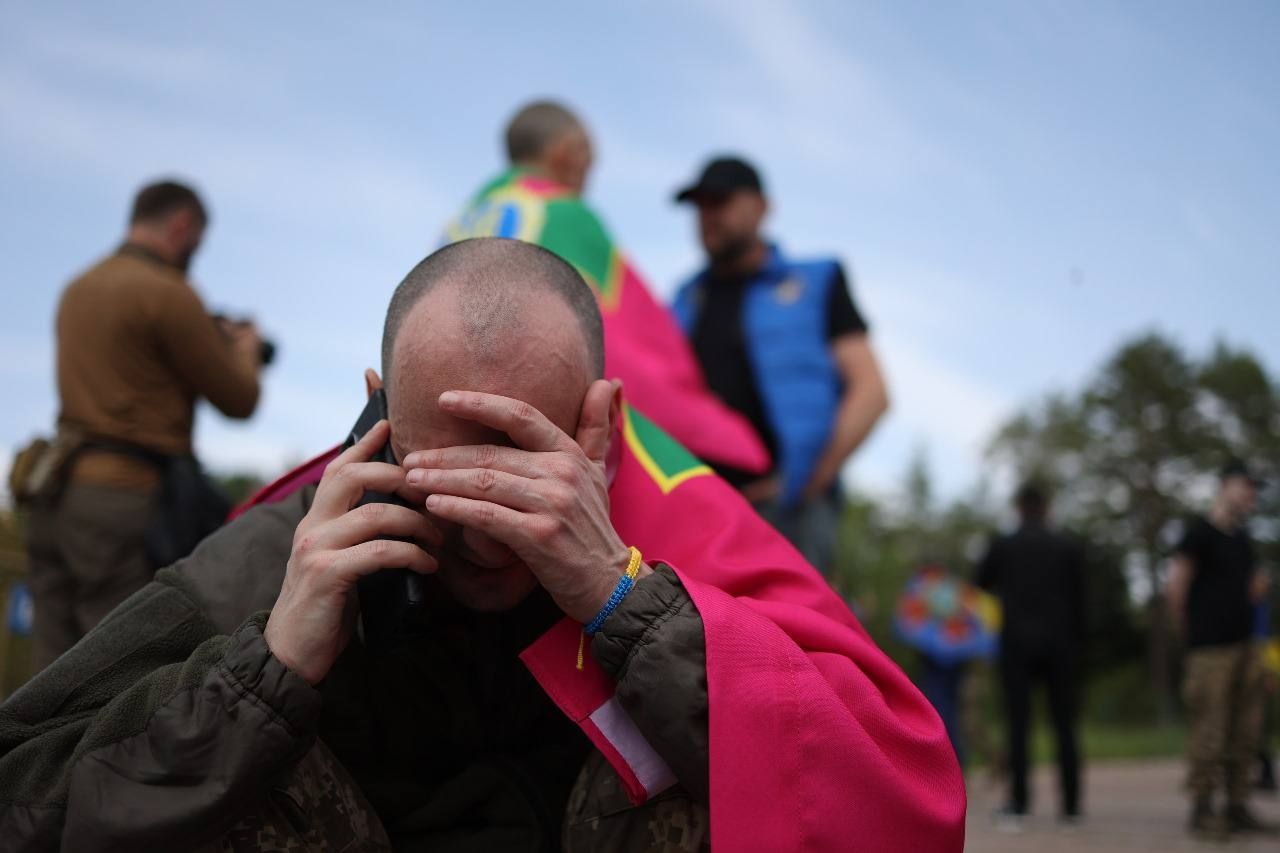 Зеленский показал первые разговоры украинский воинов с родными после плена Зеленский показал первые разговоры украинский воинов с родными после плена