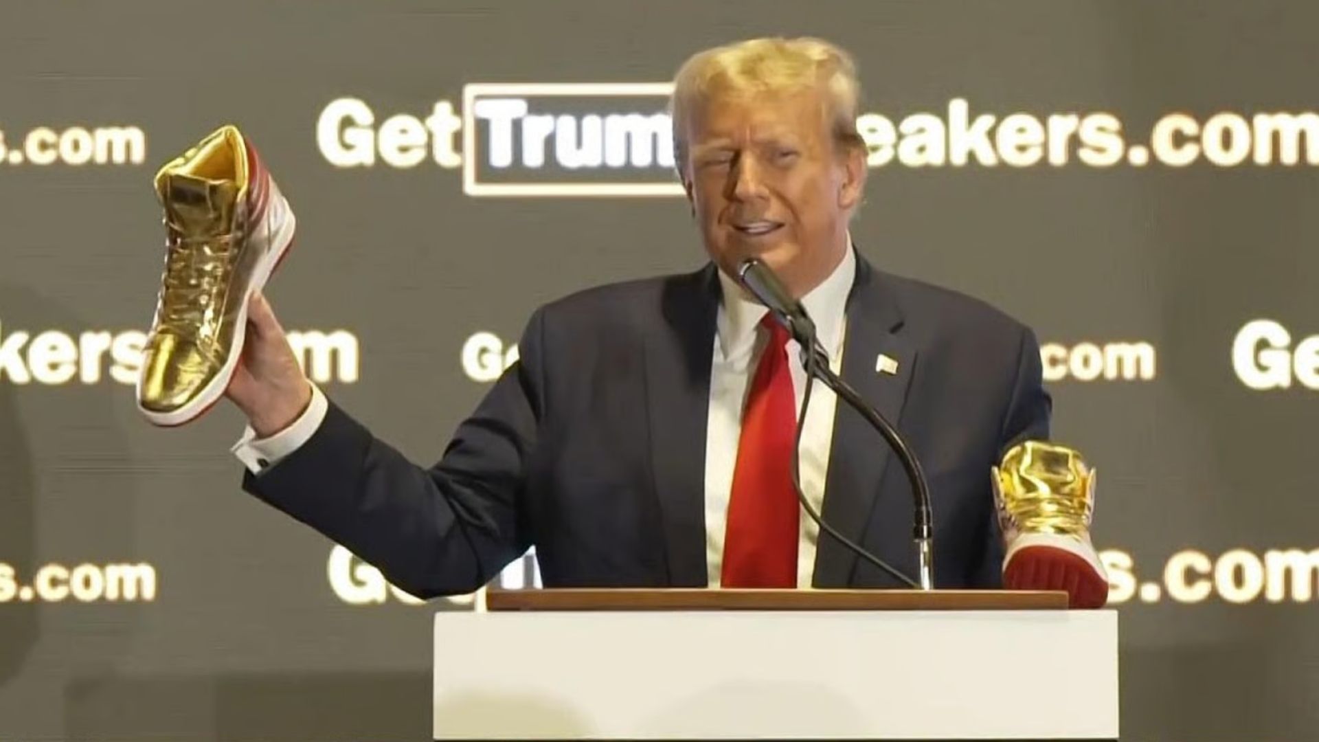 Трамп продавал собственную модель золотых кроссовок Трамп продавал собственную модель золотых кроссовок