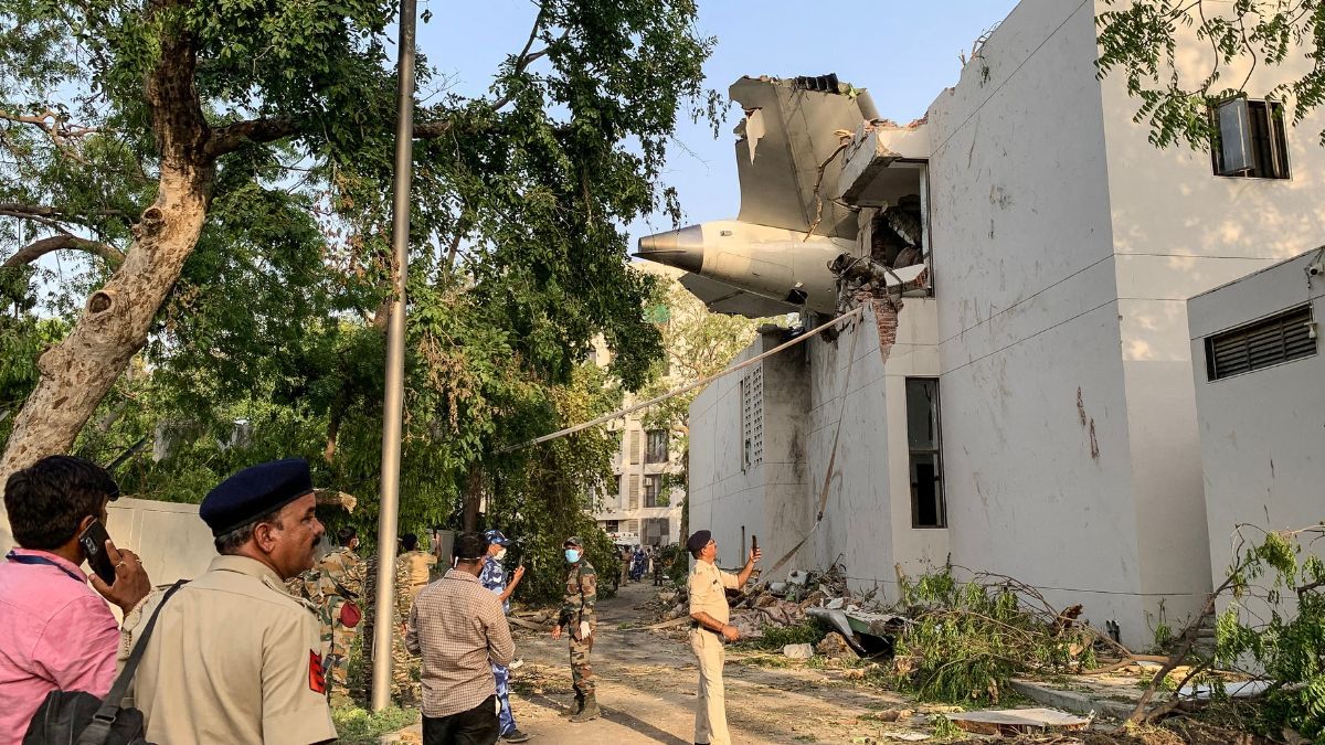 Авиакатастрофа в Индии: в СМИ опубликовали последние сообщения от пилота самолета - 24 Канал Авиакатастрофа в Индии: в СМИ опубликовали последние сообщения от пилота самолета - 24 Канал