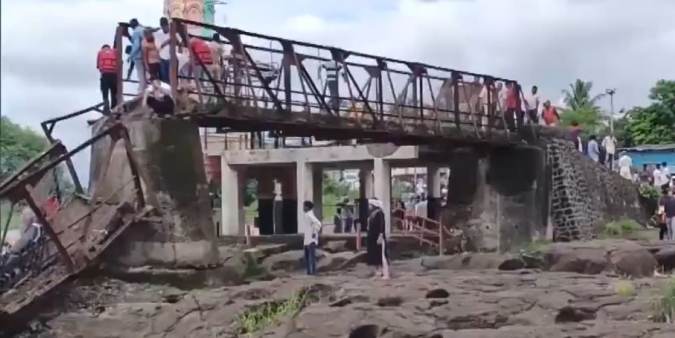 Міст обвалився в Індії Міст обвалився в Індії