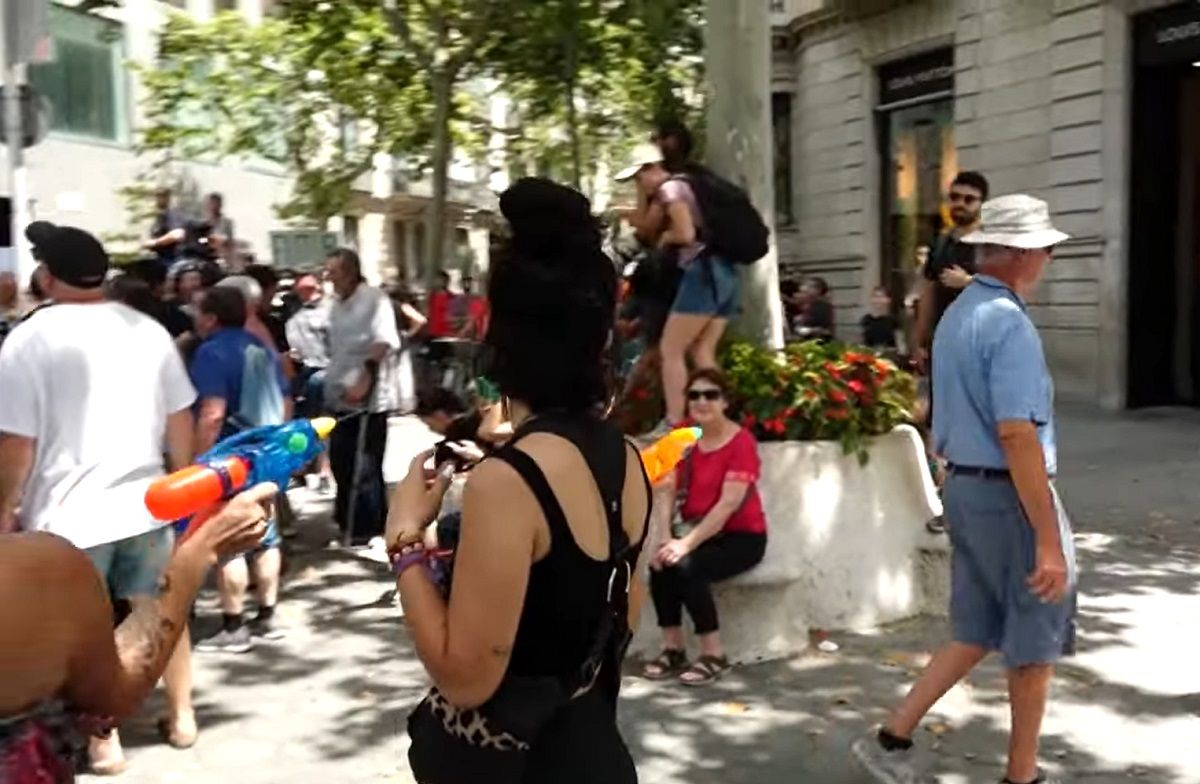 Туристів обливають водою в Іспанії