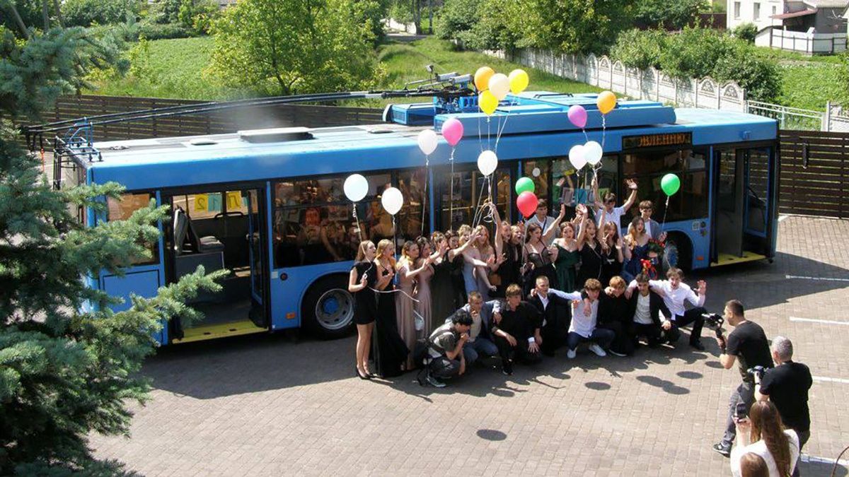 У Рівному випускники орендували тролейбус - фото