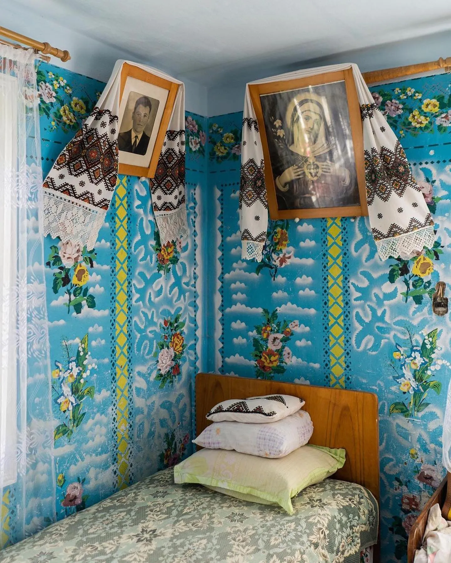 Интерьер гуцульской хижины гуцульской хаты Интерьер гуцульской хижины гуцульской хаты