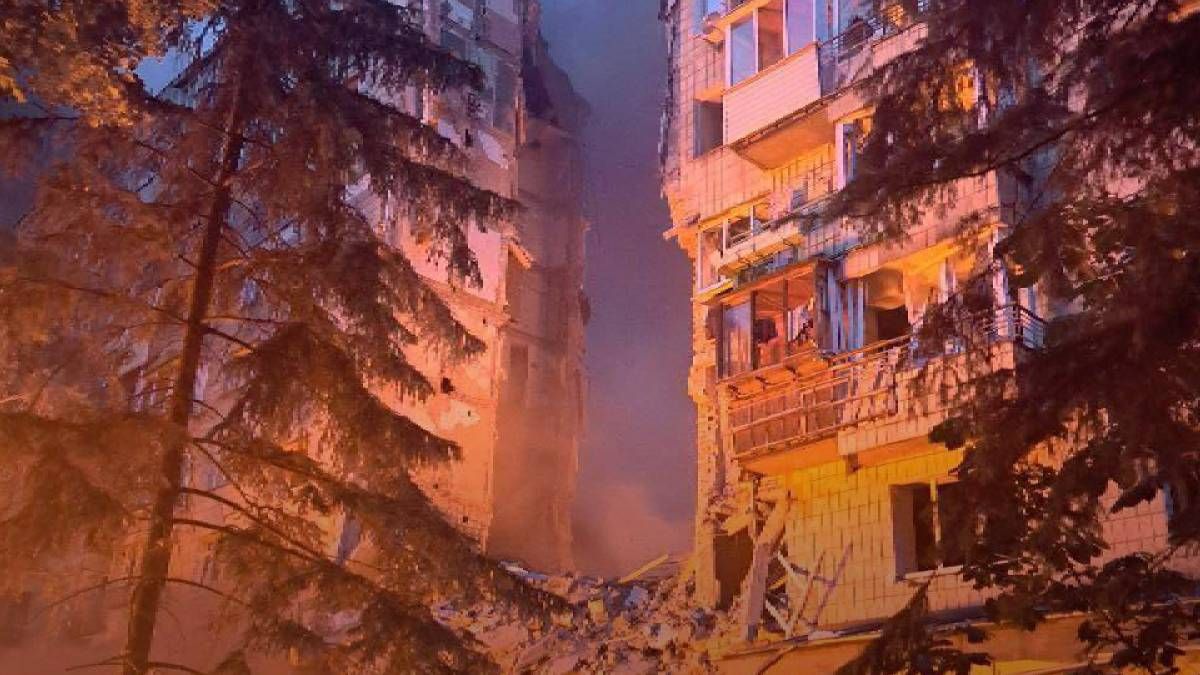 Росія атакувала дев'ятиповерховий будинок у Києві