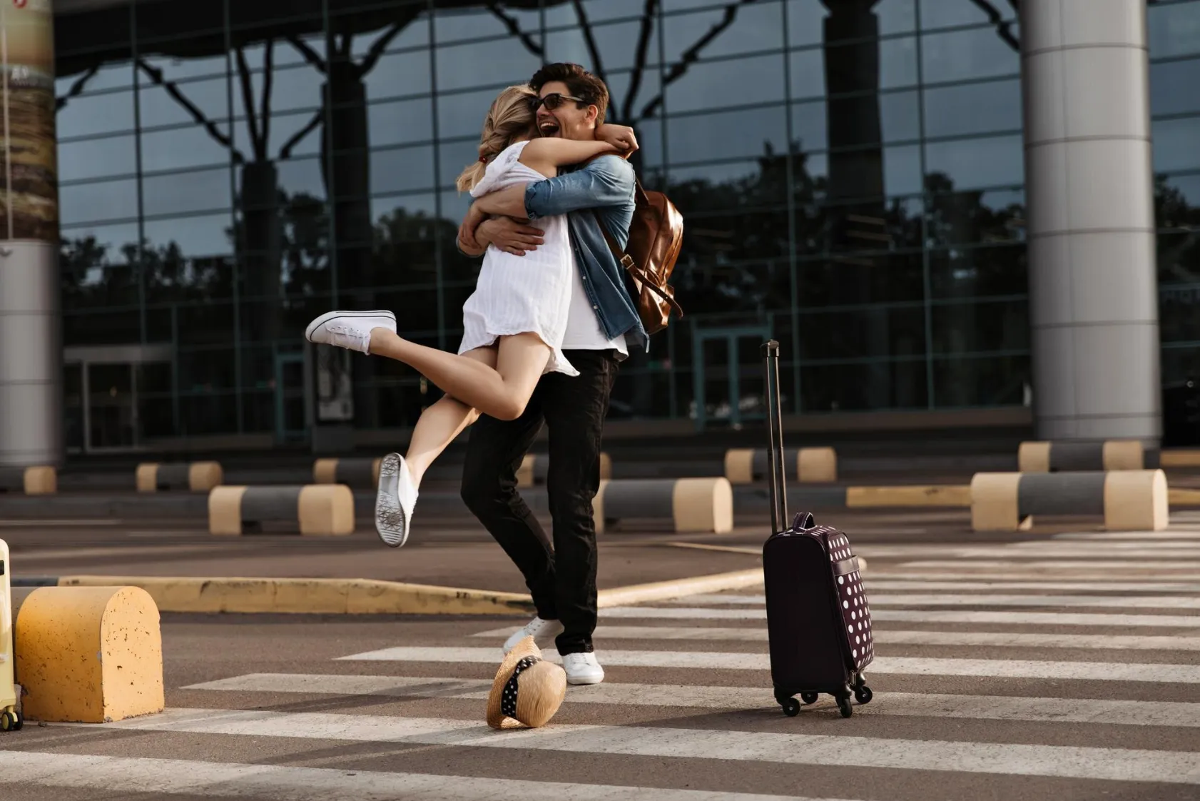 Чоловік зустрів дружину в аеропорту Чоловік зустрів дружину в аеропорту