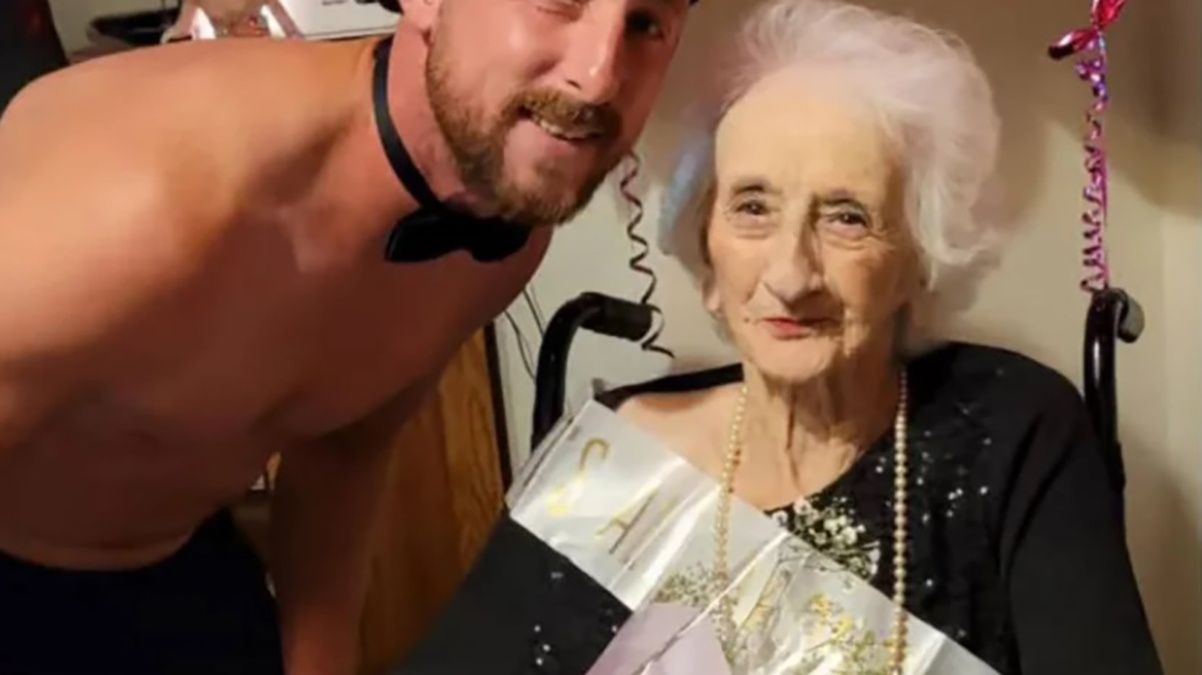 На празднование дня рождения бабушка из Британии заказала голого официанта на празднование дня рождения На празднование дня рождения бабушка из Британии заказала голого официанта на празднование дня рождения