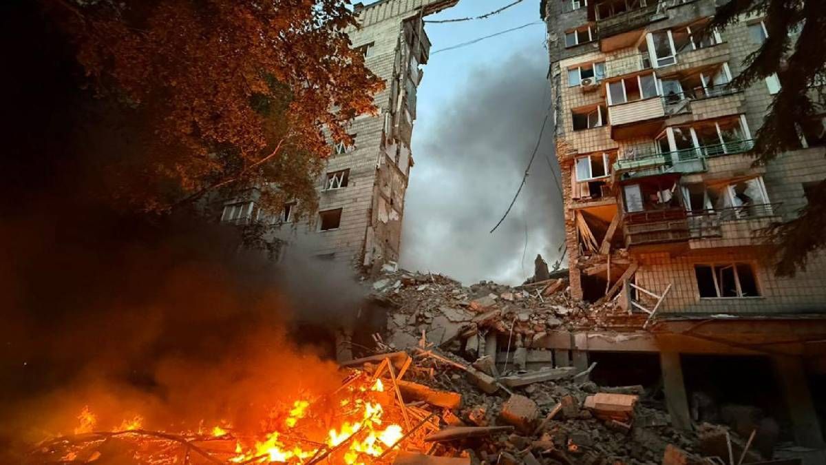 Пошукові роботи тривають на місці влучання по багатоповерхівці в Солом'янському районі Пошукові роботи тривають на місці влучання по багатоповерхівці в Солом'янському районі