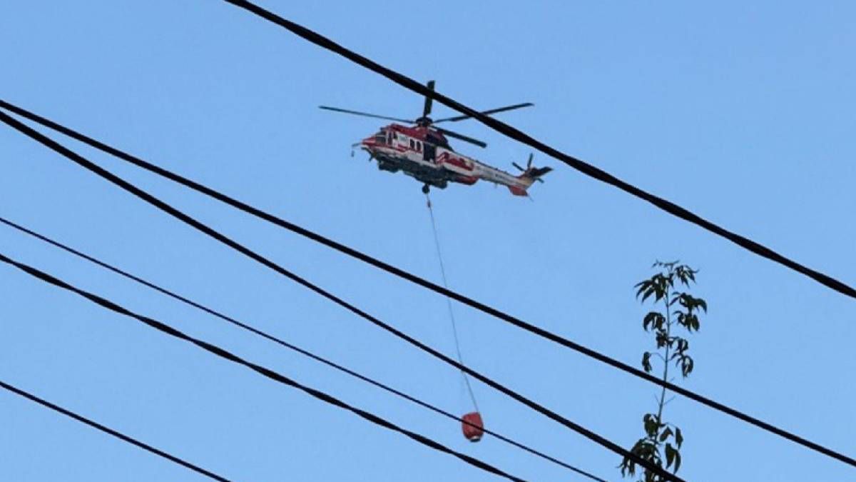 У Києві гелікоптерами гасять пожежі У Києві гелікоптерами гасять пожежі