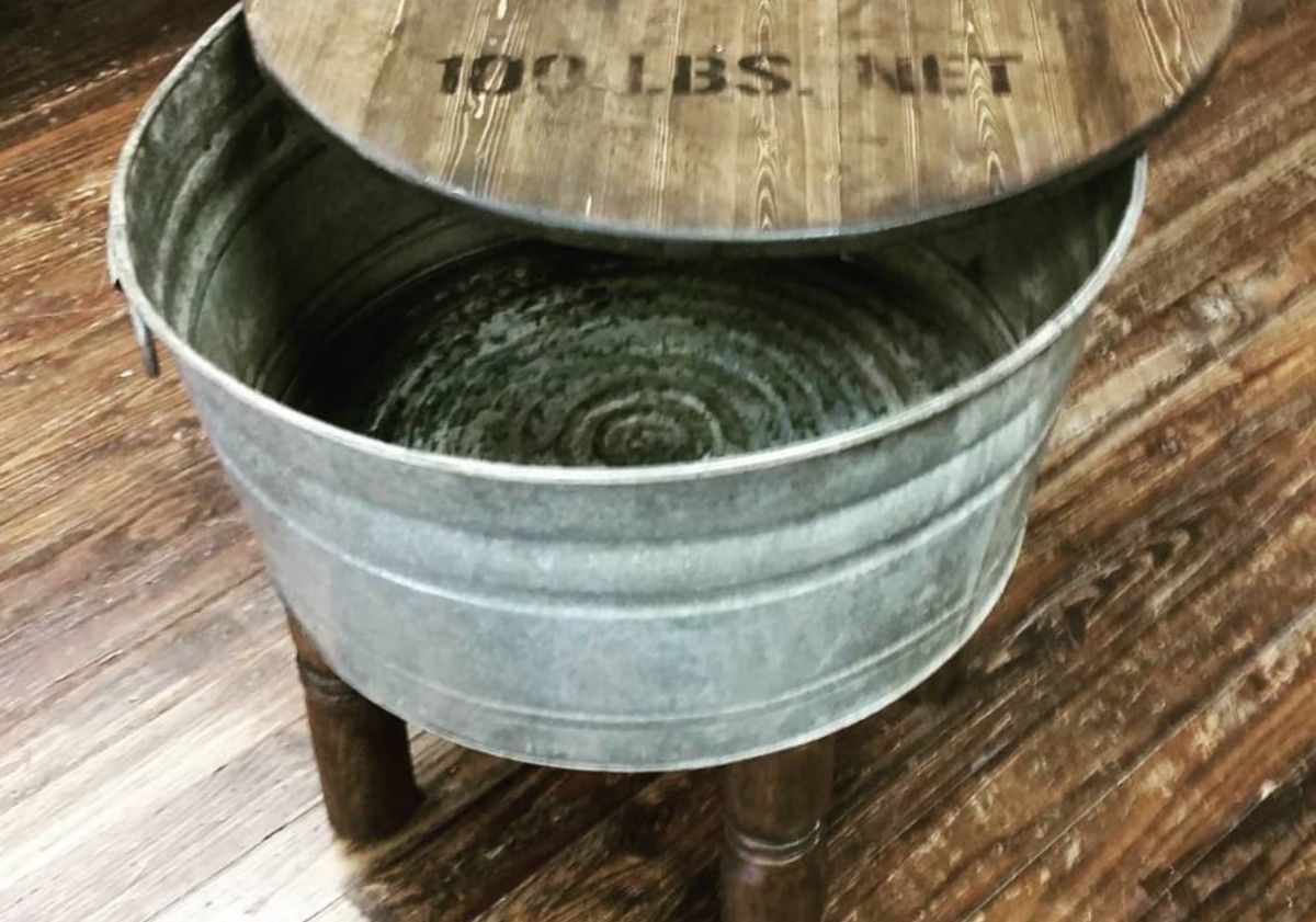 Столик можна зробити навіть із ванної