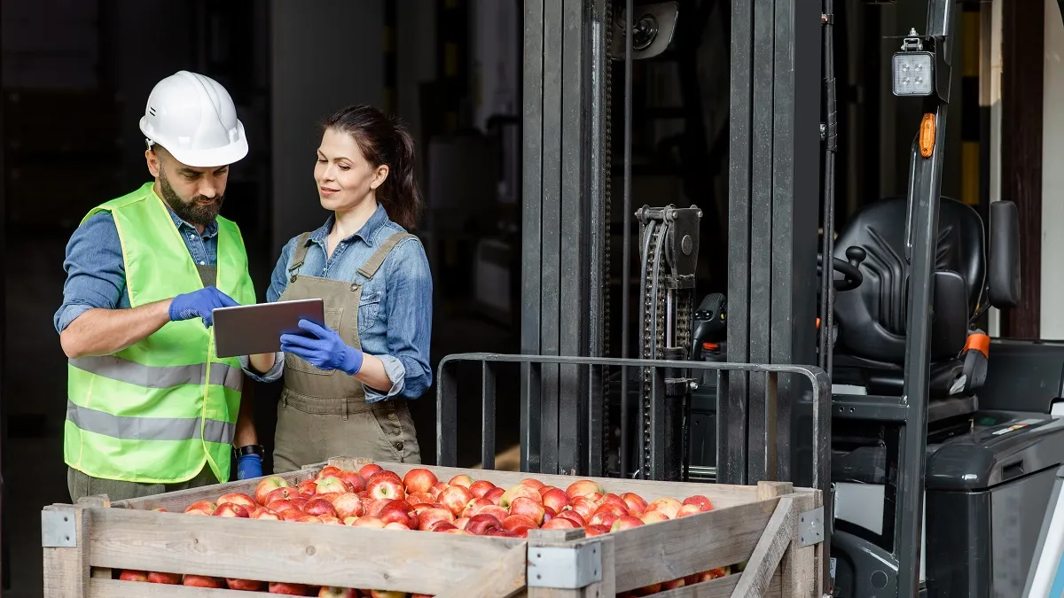Чоловік працює на складі Чоловік працює на складі