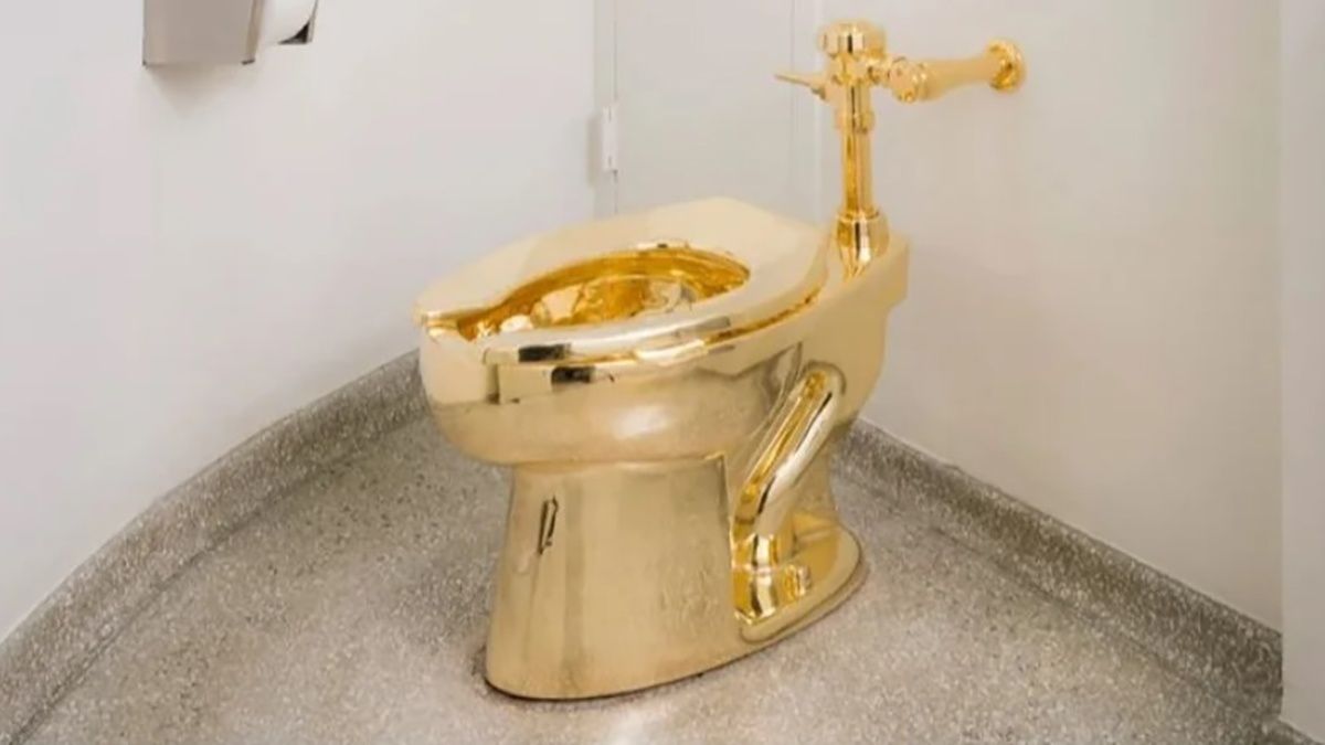 В Британии наказали похитителей золотого унитаза В Британии наказали похитителей золотого унитаза